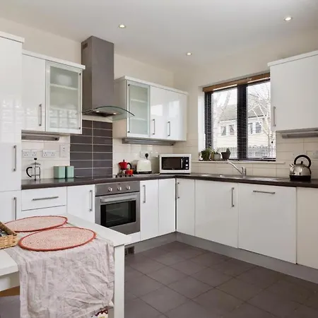 2 Bedroom Townhouse & Sunny Garden