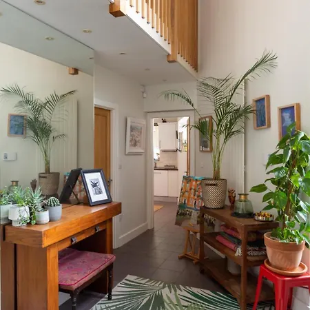 2 Bedroom Townhouse & Sunny Garden *