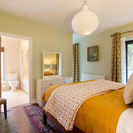 2 Bedroom Townhouse & Sunny Garden