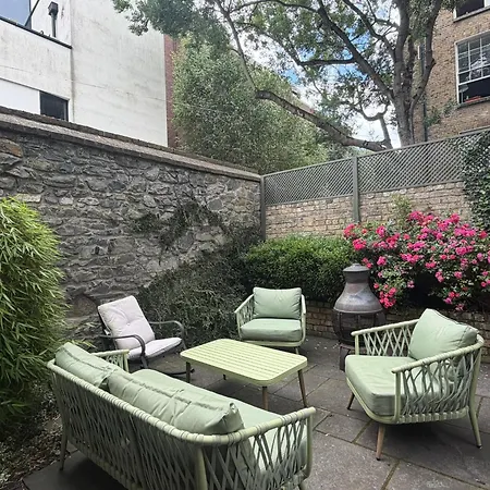 2 Bedroom Townhouse & Sunny Garden Dublino