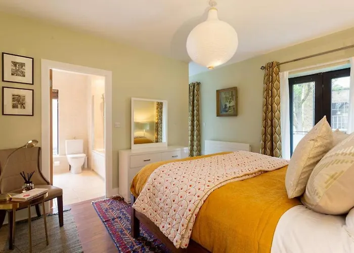 2 Bedroom Maisonette Townhouse, Merrion Square